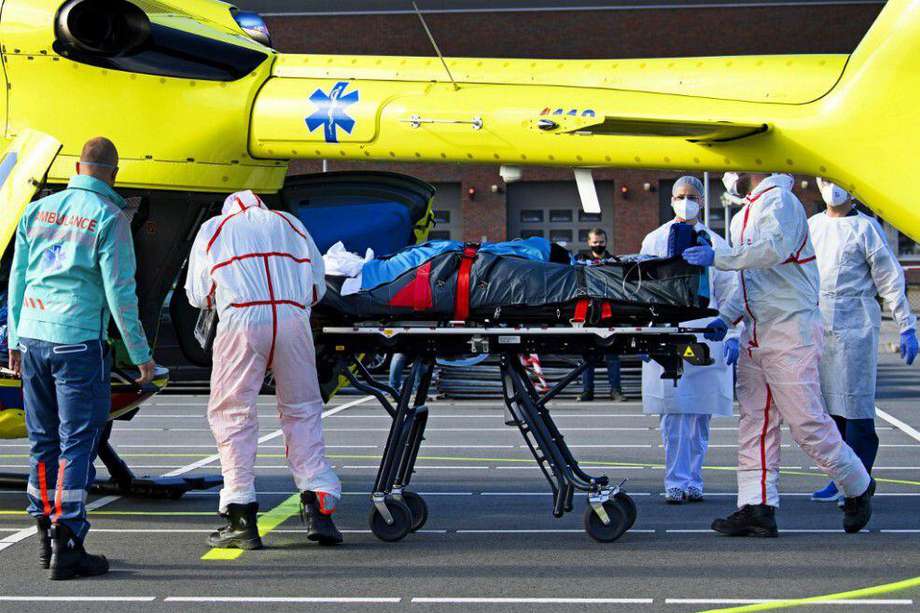 Un paciente infectado con coronavirus es trasladado en helicóptero desde un hospital en Holanda hasta Alemania para recibir atención médica.