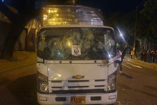 Policía confirmó que el camión que fue detenido por manifestantes sí transportaba a hombres de la institución. / El Espectador