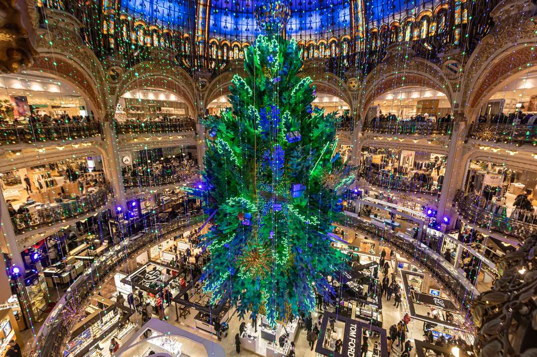 Paris (France), 21/12/2022.- The traditionnal giant Christmas tree of the Galeries Lafayette department store stands under its great dome in Paris, France, 21 December 2022. (Francia) EFE/EPA/CHRISTOPHE PETIT TESSON