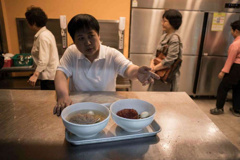 Un mesero prepara el famoso 'Pyongyang naengmyeon', un plato frío popular luego de la cumbre celebrada entre las dos coreas. / AFP
