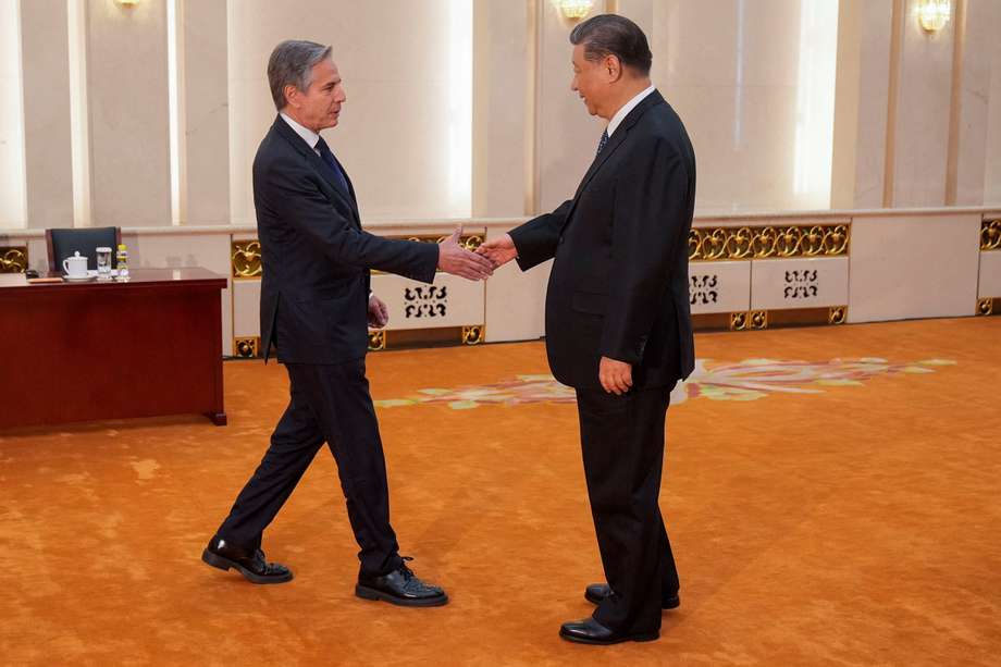El secretario de Estado de Estados Unidos, Antony Blinken (izq.), le da la mano al presidente de China, Xi Jinping, en el Gran Salón del Pueblo de Beijing el 26 de abril de 2024.