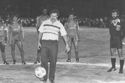 Pablo Escobar, así como muchos otros narcotraficantes de las décadas de 1980 y 1990, vio en el fútbol una vía para legitimar su imagen.