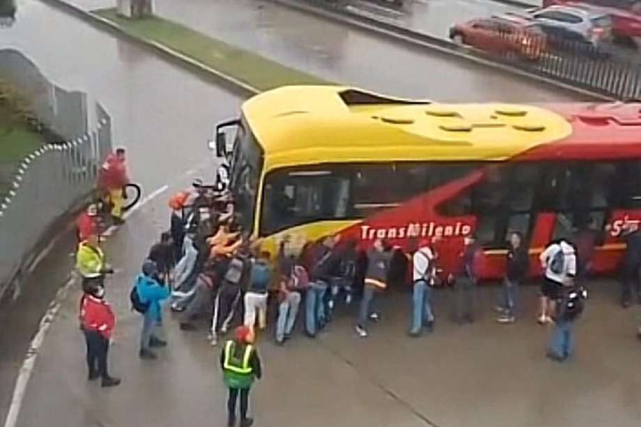 Personas se unieron para intentar poner nuevamente en movimiento un bus de TransMilenio.