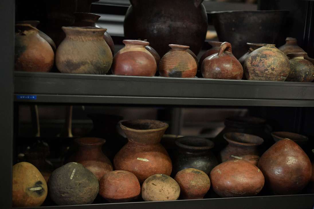 La colección a la que pertenecen, el peso, la forma y el color son algunos criterios dentro de la organización de las piezas arqueológicas en la casa del ICANH. El lugar, en el que se siente frío, reúne diversos olores que, en conjunto, evocan las sensaciones de estar rodeados de cientos de años de historia.