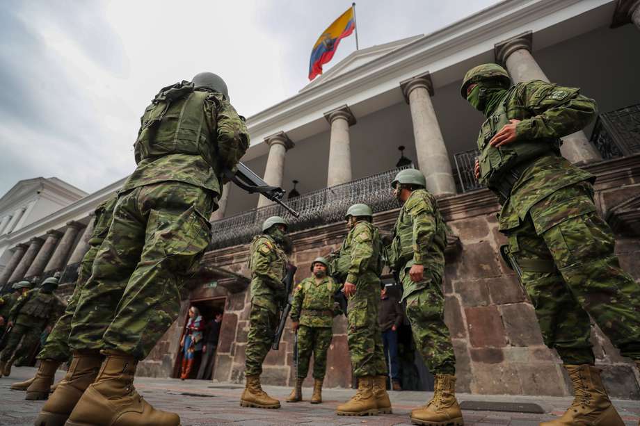  Soldados ecuatorianos patrullan en los alrededores del Palacio de Carondelet en Quito (Ecuador). El presidente de Ecuador, Daniel Noboa, decretó desde este lunes el estado de excepción debido a los hechos de violencia en el país lo que permite a las Fuerzas Armadas apoyar a la Policía en labores de seguridad. EFE/.