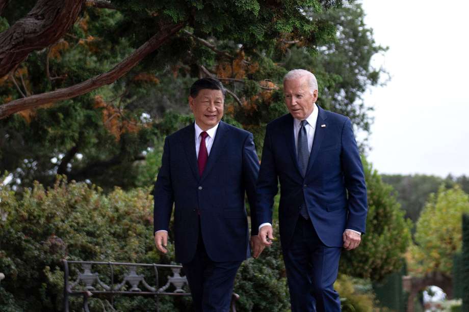 El presidente estadounidense Joe Biden (der.) y el presidente chino Xi Jinping caminan juntos después de una reunión durante la semana de líderes del Foro de Cooperación Económica Asia-Pacífico (APEC) en Woodside, California, el 15 de noviembre de 2023.