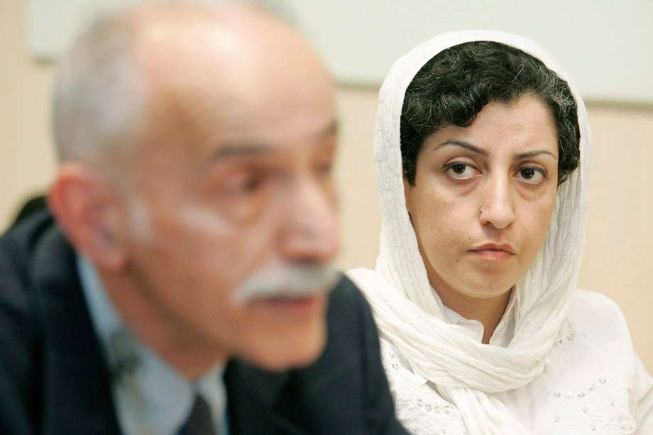 Narges Mohammadi escucha a Karim Lahidji, presidente de la Liga iraní para la Defensa de los Derechos Humanos, durante una conferencia de prensa realizada en Ginebra, Suiza, el 9 de junio de 2008. 