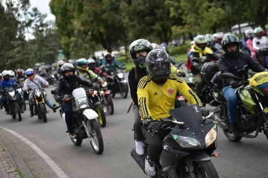 Protesta de motociclistas en Bogotá por la prohibición del parrillero hombre los fines de semana