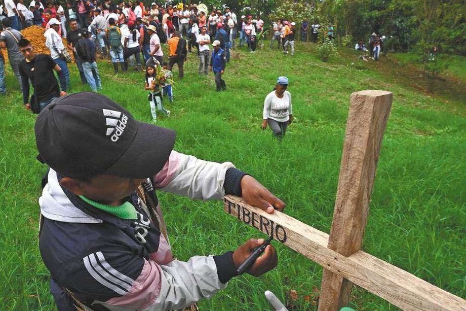 La comunidad Nasa, durante la despedida de Tiberio Chepe Zeti, lider asesinado en pasado 23 de julio en in Florida(Valle del Cauca).