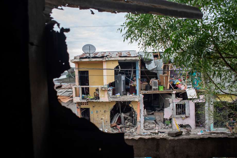 Vista de los daños causados por un atentado explosivo en el barrio Cristo del Consuelo, en Guayaquil (Ecuador).