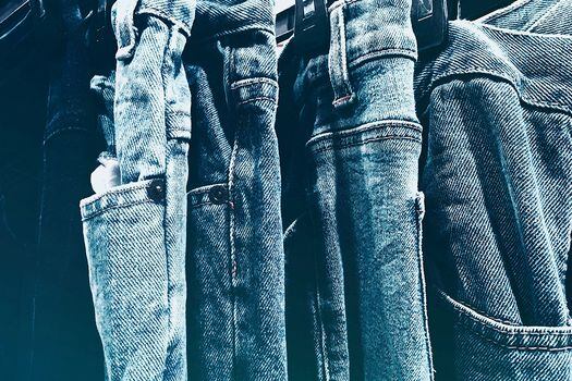 Los jeans son una prenda imprescindible y para esta temporada se llevan inspirados en esta década.