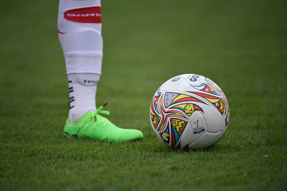 Balón utilizado en el fútbol profesional colombiano. Imagen de referencia.