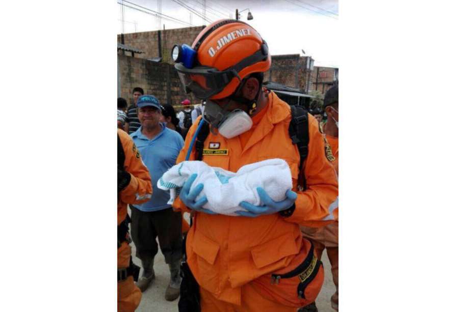 La historia detrás de la foto del rescate del cuerpo de una recién nacida en Mocoa