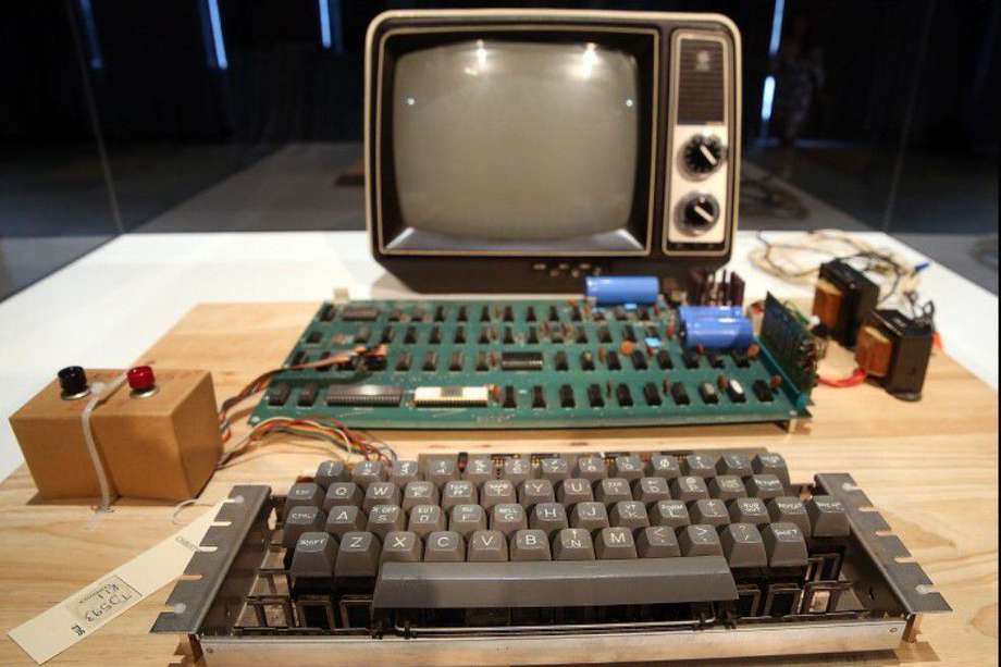 Imagen de referencia de la Apple-1, primer computador hecho por Jobs y Wozniak.