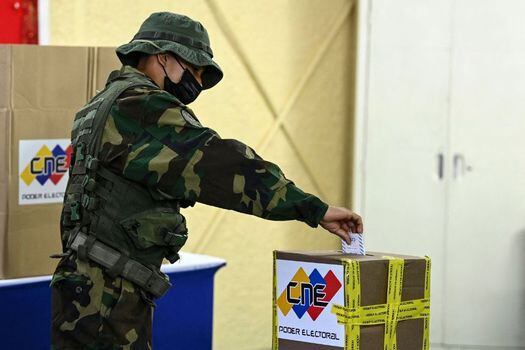 Un miembro de la Guardia Nacional Bolivariana emite su voto durante las elecciones regionales y municipales del 21 de noviembre en Venezuela.