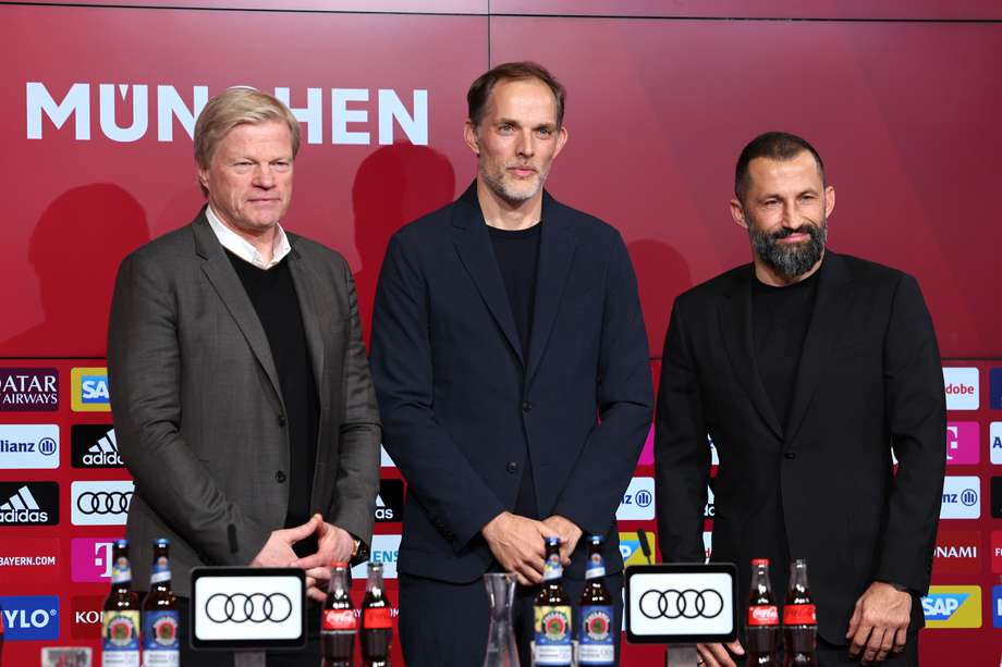 El director general de Bayern Munich, Oliver Kahn, y el director deportivo del Bayern, Hasan Salihamidzic, posan con el nuevo entrenador del Bayern, Thomas Tuchel, durante su presentación en una conferencia de prensa en Allianz Arena.  FC Bayern se separó del entrenador en jefe Julian Nagelsmann. El nuevo entrenador Thomas Tuchel recibirá un contrato hasta el 30 de junio de 2025 y supervisará el entrenamiento del equipo por primera vez el 27 de marzo
