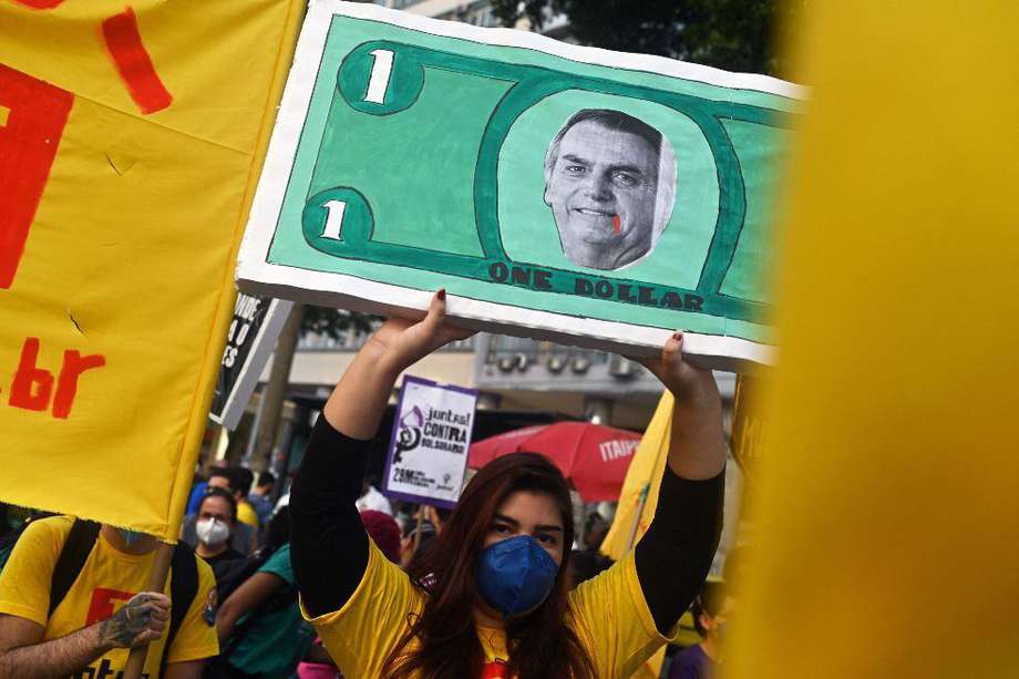 Una mujer se une a una protesta en contra del gobierno de Jair Bolsonaro por el manejo de la pandemia, entre otros temas.