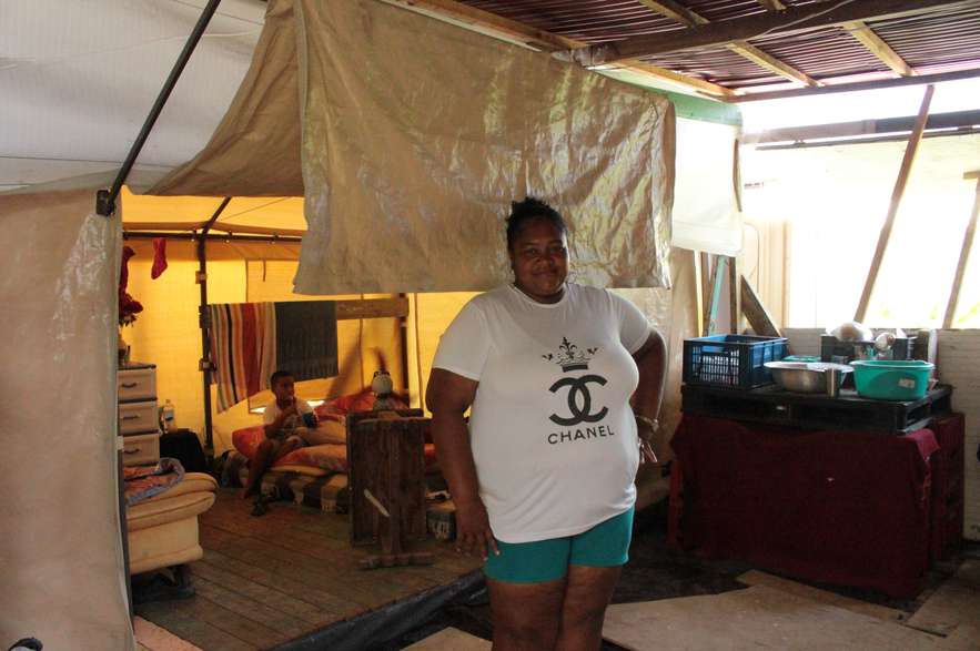 Kriss Shandira Almeida, que vive en una carpa en el sector La Montaña con sus cuatro hijos, uno de seis, otro de nueve, una de 15 y el mayor de 21. Ella no sabe qué va a pasar con la construcción de su vivienda porque no está en la Evaluación de Daños, Análisis y Necesidades.