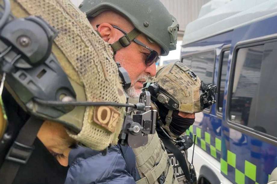 Fotografía cedida por la Policía de Colombia que muestra al exjefe paramilitar Salvatore Mancuso, quien fue comandante de las Autodefensas Unidas de Colombia (AUC), tras su llegada de Estados Unidos.
