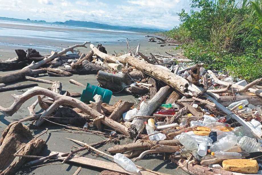 El oleaje desentierra la basura atrayendo insectos, aves de rapiña y llevando residuos al mar. / Foto: cortesía Personería de Nuquí.