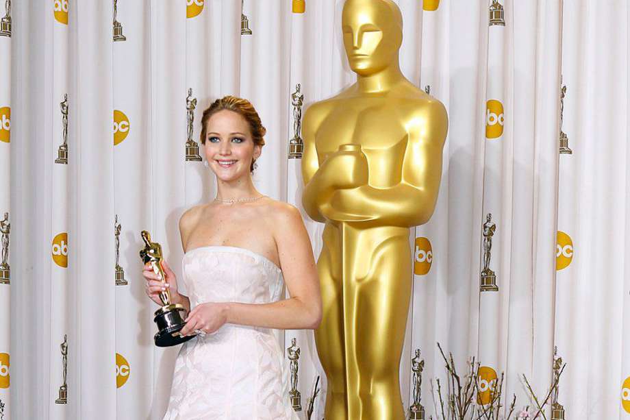 Jennifer Lawrence sostiene su premio Óscar en 2013. / Archivo
