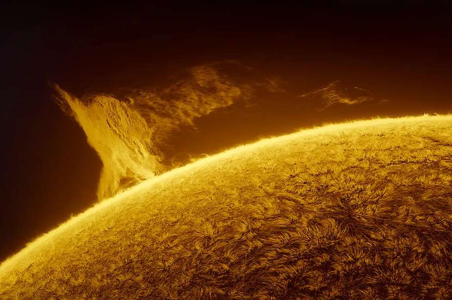 Una gigantesca prominencia solar aparece sobre la cromósfera del borde aparente del sol. Este gigante fue visible durante dos días en febrero de 2022 y luego entró en erupción, lanzando una eyección de masa coronal al espacio.