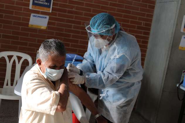 En imágenes: Bogotá inició la vacunación masiva de mayores de 80 años