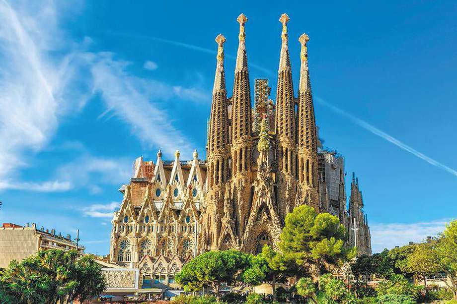 La Catedral de La Sagrada Familia fue diseñada por el arquitecto Antonio Gaudí y ha estado en construcción desde 1882.
