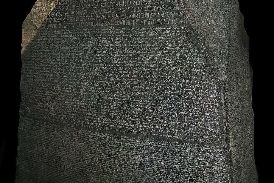 La piedra Rosseta contiene un decreto con tres escrituras diferentes: jeroglíficos egipcios, escritura demótica y griego antiguo.