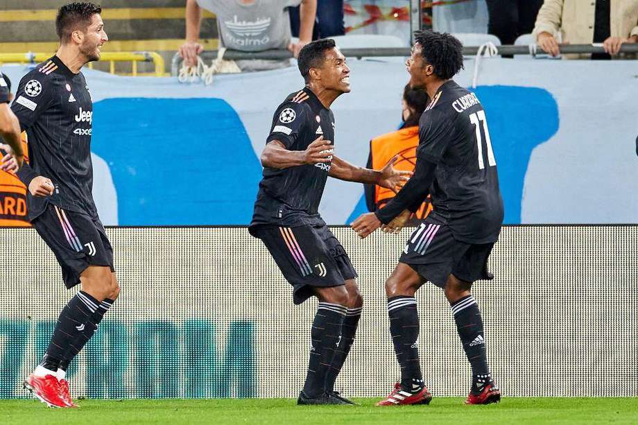 Juan Guillermo Cuadrado celebra con sus compañeros uno de los goles de Juventus en la victoria sobre Malmo por Champions League.