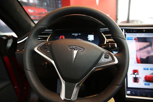 Los reguladores tienen dudas sobre las verdaderas capacidades que tienen los autos de Tesla.