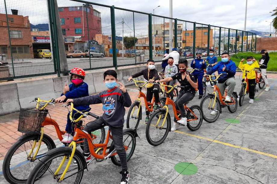 'Al colegio en bici' es uno de los programas de la Secretaría de Educación para que los estudiantes vayan y vuelvan del colegio en bicicleta mediante rutas seguras. Este año el Distrito contempla alcanzar la implementación de esta iniciativa en 100 colegios de Bogotá.