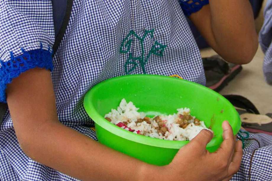 El Programa de Alimentación Escolar benefició a 5.851.769 de niños, niñas y adolescentes en 2022.