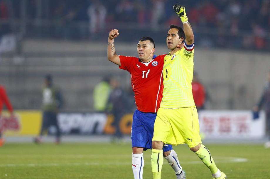 El portero chileno Claudio Bravo (d) y el defensa Gary Medel, estandartes de la selección de Chile // EFE/Javier Valdés