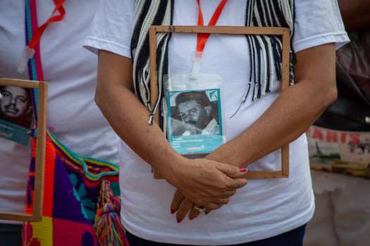Mujeres y hombres en San Onofre portaron las fotos de sus seres queridos desaparecidos e hicieron un recorrido de memoria por los lugares en los que podrían estas sus familiares. / Sebastián Zuleta Ríos.