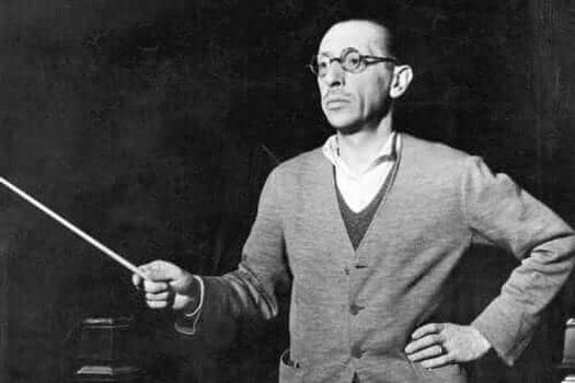 Ígor Stravinsky y un perfecto retrato de su vida, con una batuta, la música de fondo y el ceño fruncido. / Cortesía