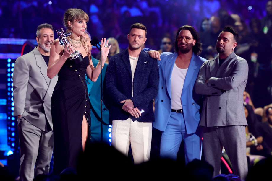 Justin Timberlake, JC Chasez, Joey Fatone, Lance Bass y Chris Kirkpatrick (NSYNC) le entregaron a Taylor Swift el premio a Mejor Video Musical en la canción "Anti- Hero".