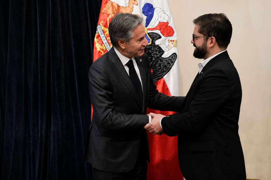 El secretario de Estado de Estados Unidos, Antony Blinken (izquierda), fue recibido por el presidente de Chile, Gabriel Boric, en el palacio presidencial de La Moneda, en Santiago de Chile. 
