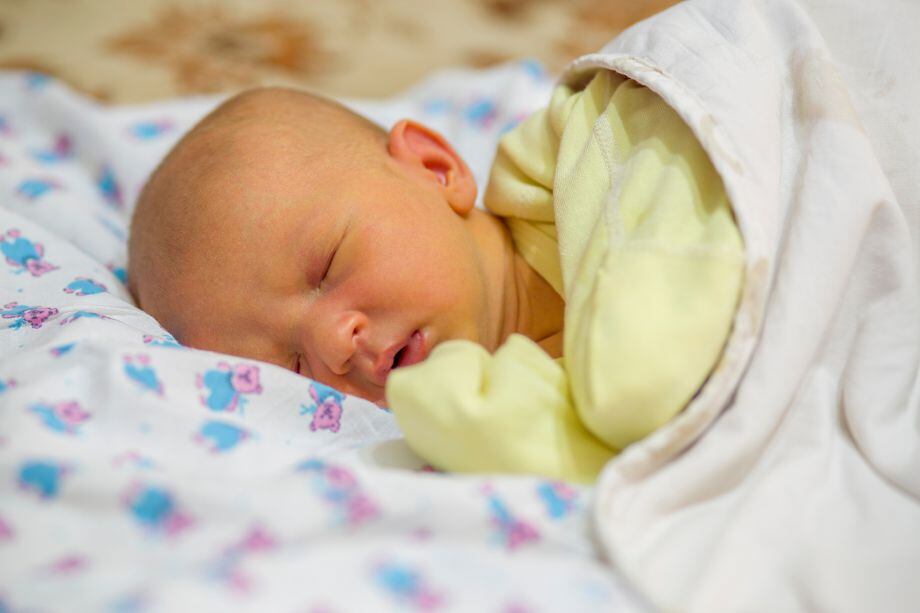 ¿Sabías que si los bebés tienen la piel amarillenta podrían tener la bilirrubina alta? Esto debes saber sobre esta condición.