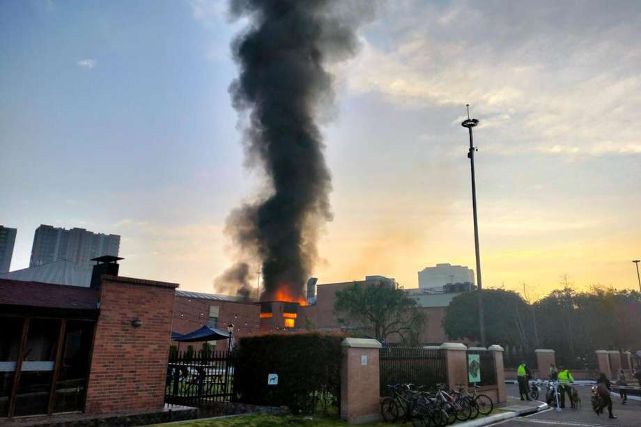 Reportan incendio con daños materiales en el Centro de Estudios de la Policía.