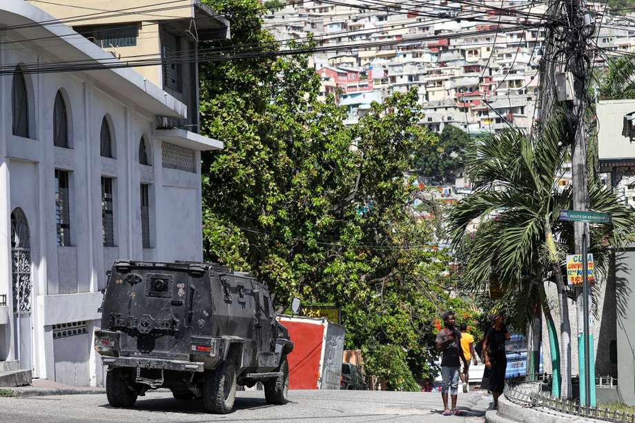 El personal militar y de seguridad haitiano bloquea la calle principal que conduce a la residencia presidencial el 7 de julio de 2021 en Puerto Príncipe, Haití