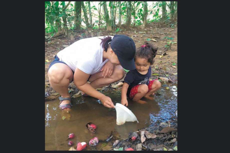 Irina Morales, docente de la U. Pedagógica y PhD en entomología, con su hija en trabajo de campo. /Cortesía de Irina Morales