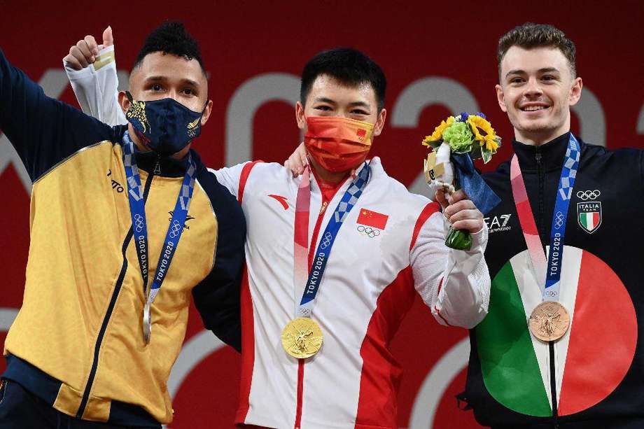 El colombiano Luis Javier Mosquera en el podio de Tokio 2020, con el chino Lijun Chen y el italiano Mirko Zanni.