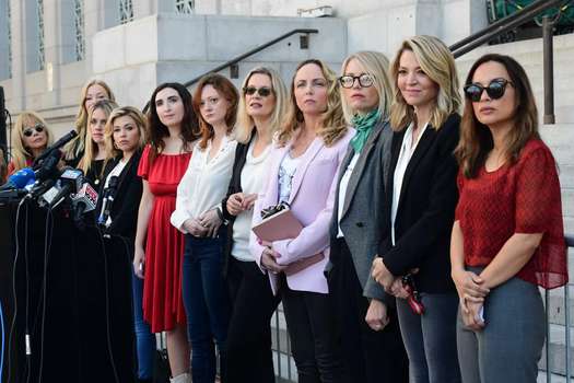 Las actrices de Hollywood que acusan a Harvey Weinstein durante una rueda de prensa en Los Ángeles (EE.UU.) tras el histórico fallo en Nueva York.
 / AFP