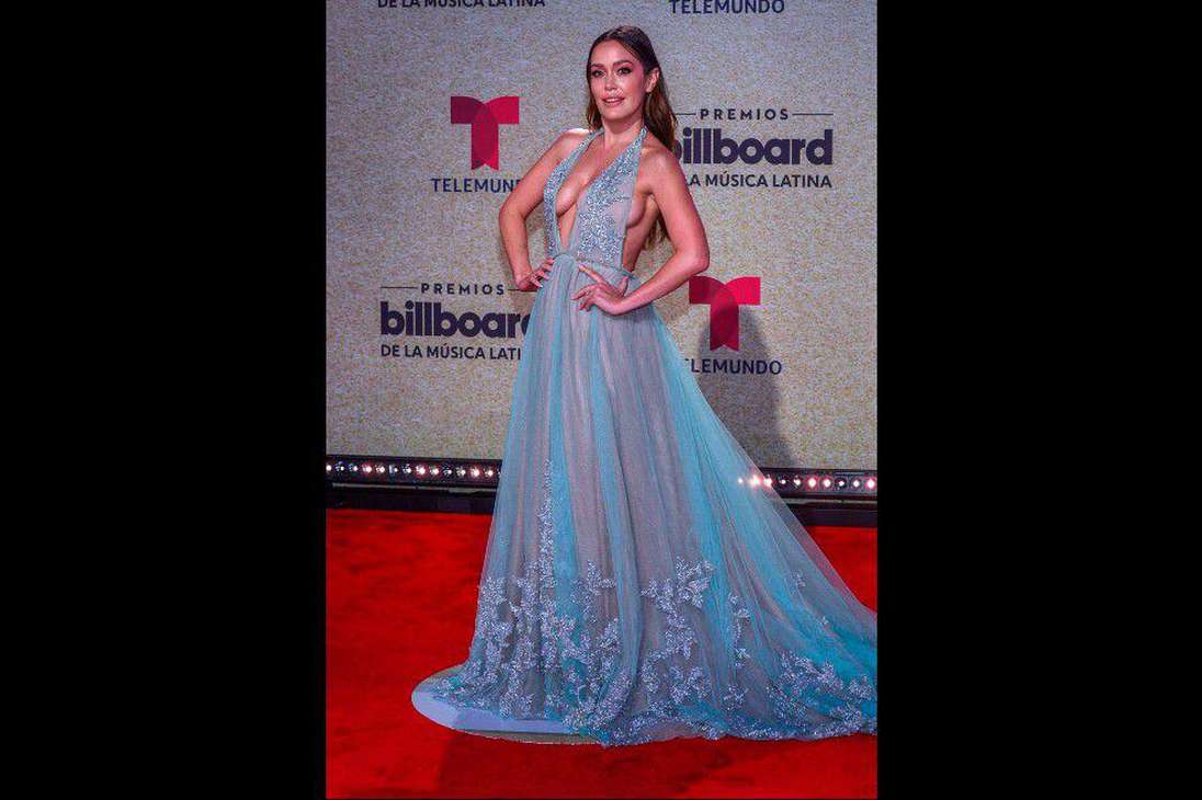 La cantante mexicana Carla Medina posa en la alfombra roja de los Premios Billboard de la Música Latina.
