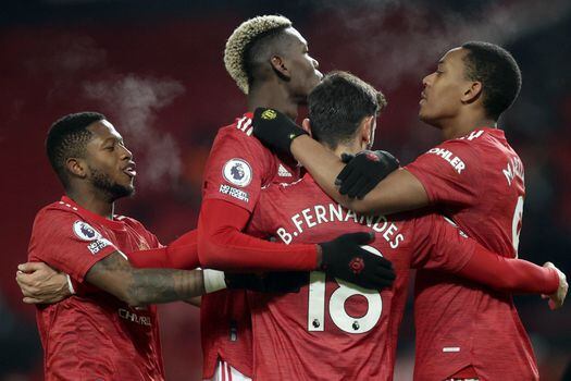 Los jugadores del Manchester United celebran la difícil victoria 2-1 frente al Aston Villa, en Old Trafford.