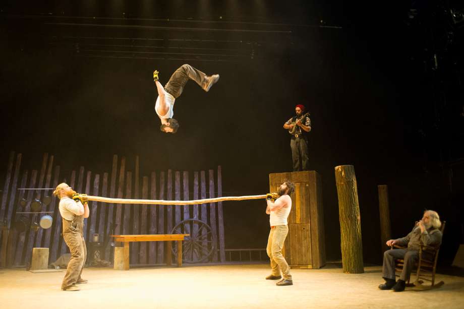 En "Timber!", del Cirque Alfonse, los artistas ejecutan increíbles secuencias de acrobacias aéreas y la colorida puesta en escena se inspiró en las hazañas de los primeros leñadores, madereros y granjeros norteamericanos.