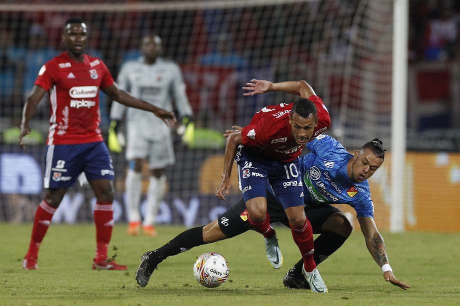 Andrés Ricaurte (Medellín) disputa un balón con Leonardo Castro (Pereira) en el encuentro de ida de la final de la Liga BetPlay.