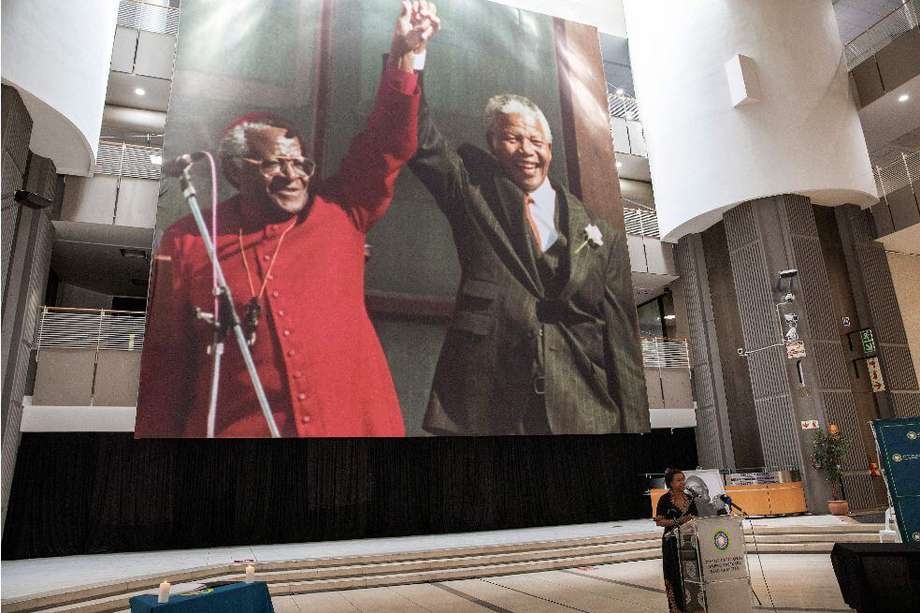 Tutu apoyó la lucha no violenta por la liberación de Sudáfrica, siguiendo los principios de Nelson Mandela.