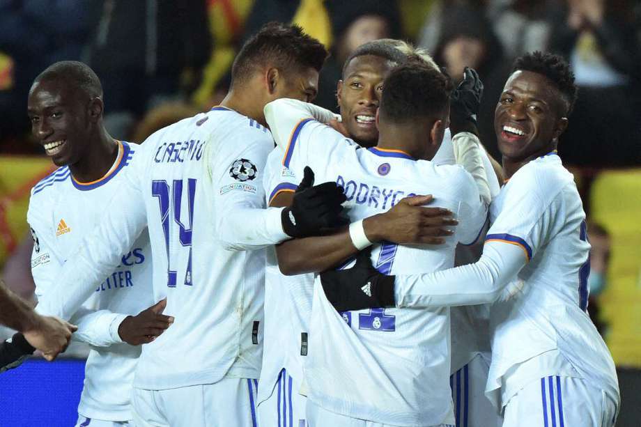 Los jugadores del Real Madrid celebran uno de los goles en la victoria de su equipo. 